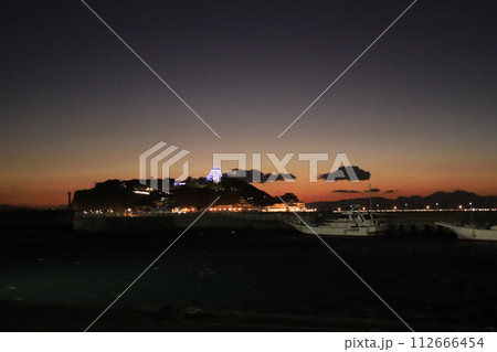 ライトアップした江ノ島の夜景 ライトアップした江ノ島の夜景 112666454