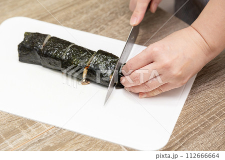 巻き寿司を切り分ける女性の手元 巻き寿司を切り分ける女性の手元 112666664