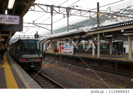 敦賀駅に停車中の北陸本線223系新快速電車 112666691