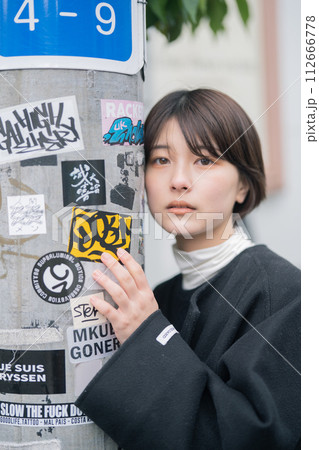 原宿の街中の女性 112666778