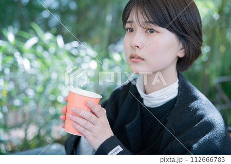 屋外でコーヒーを飲む女性 屋外でコーヒーを飲む女性 112666783