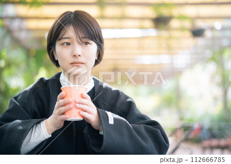 屋外でコーヒーを飲む女性 屋外でコーヒーを飲む女性 112666785