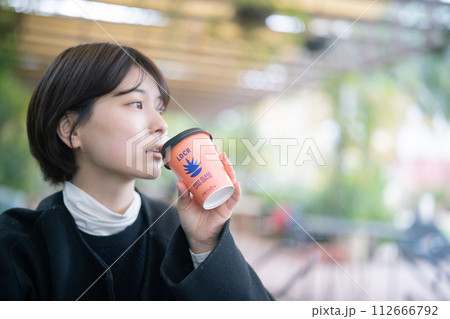 屋外でコーヒーを飲む女性 屋外でコーヒーを飲む女性 112666792