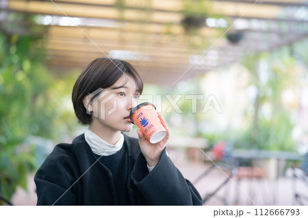屋外でコーヒーを飲む女性 屋外でコーヒーを飲む女性 112666793