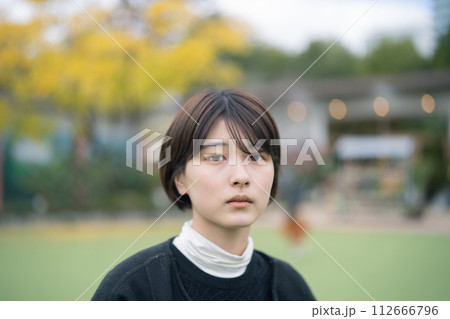 秋模様と女性 112666796