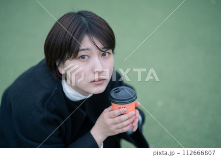 屋外でコーヒーを飲む女性 屋外でコーヒーを飲む女性 112666807