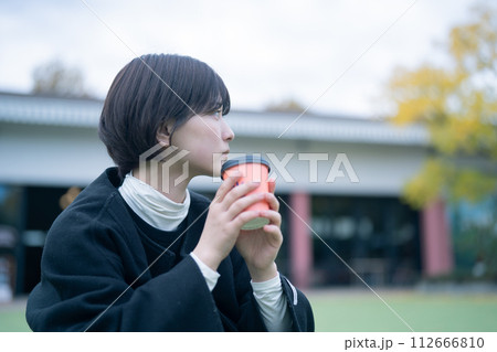 屋外でコーヒーを飲む女性 屋外でコーヒーを飲む女性 112666810