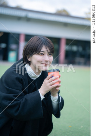 屋外でコーヒーを飲む女性 屋外でコーヒーを飲む女性 112666813
