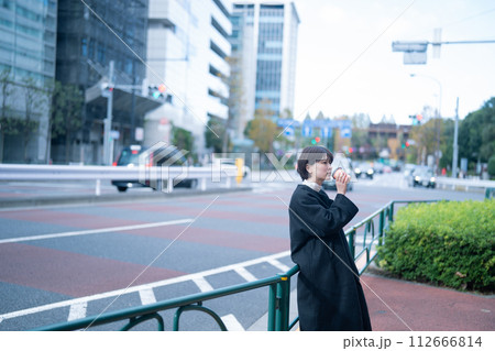 屋外でコーヒーを飲む女性 屋外でコーヒーを飲む女性 112666814