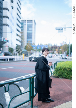 屋外でコーヒーを飲む女性 屋外でコーヒーを飲む女性 112666815