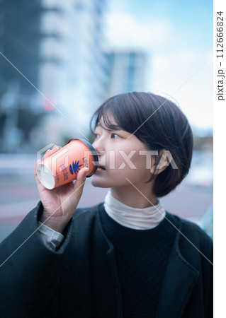 屋外でコーヒーを飲む女性 屋外でコーヒーを飲む女性 112666824
