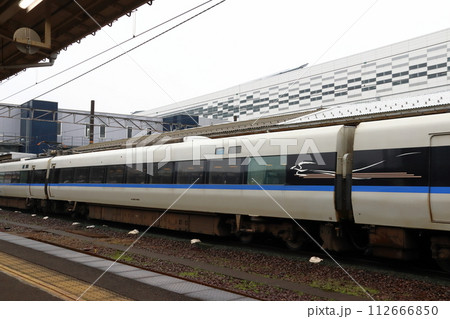 敦賀駅に停車中の北陸本線特急サンダーバード号(681系新塗装) 敦賀駅に停車中の北陸本線特急サンダーバード号(681系新塗装) 112666850