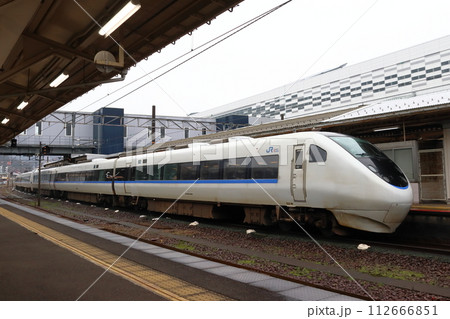 敦賀駅に停車中の北陸本線特急サンダーバード号(681系新塗装) 敦賀駅に停車中の北陸本線特急サンダーバード号(681系新塗装) 112666851