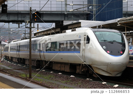 敦賀駅に停車中の北陸本線特急サンダーバード号(681系新塗装) 敦賀駅に停車中の北陸本線特急サンダーバード号(681系新塗装) 112666853