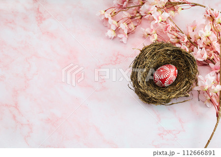 Red Easter egg on marble background. Happy Easter 112666891