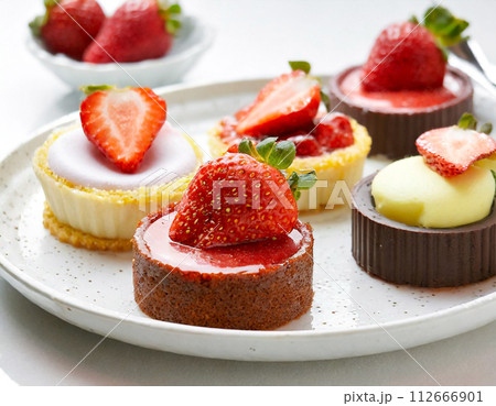 ティータイムの小さなケーキのアソートプレート 112666901