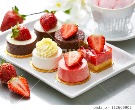 ティータイムの小さなケーキのアソートプレート 112666902