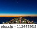 （千葉県）東京湾アクアライン・海ほたるPAから眺める木更津方面　夜明け前 112666938