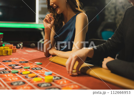 カジノでデートするカップル カジノでデートするカップル 112666953