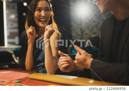 カジノでデートするカップル 112666956