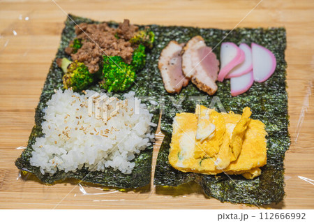 肉味噌のおにぎらず作り 112666992