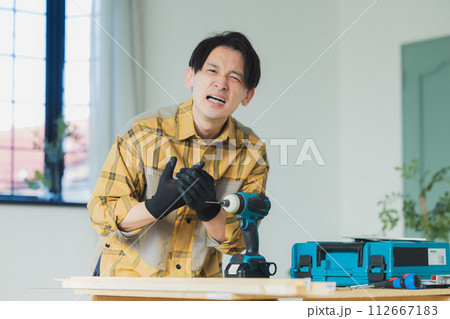 電動ドライバーで作業する若い男性　 112667183