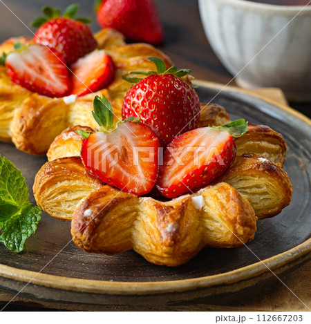 プレートに乗せた苺のデニッシュ プレートに乗せた苺のデニッシュ 112667203