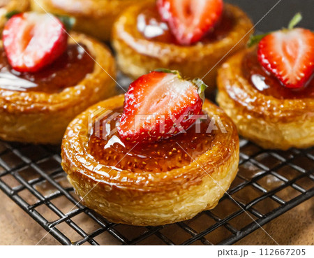 金網に乗せた苺のデニッシュ 112667205