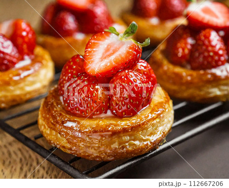 金網に乗せた苺のデニッシュ 金網に乗せた苺のデニッシュ 112667206