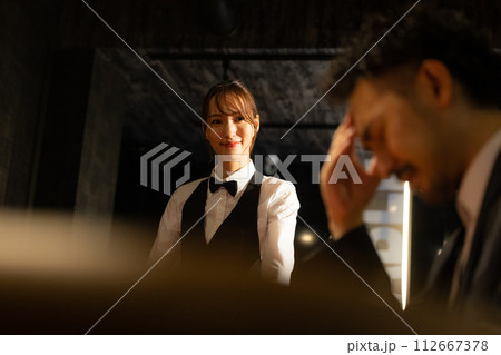 ルーレット　カジノで負けた男性 112667378