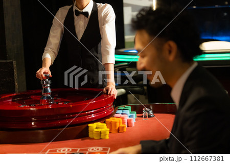 ルーレット　カジノで負けた男性 112667381