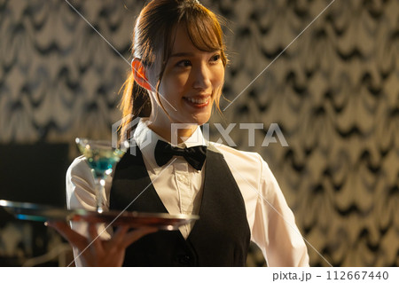 バーテンダーの女性 112667440