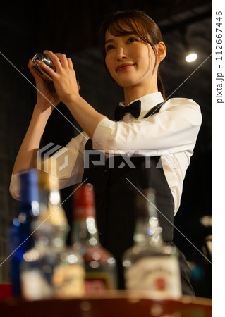 バーテンダーの女性 112667446