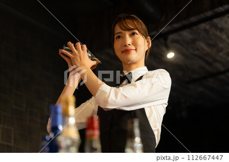 バーテンダーの女性 112667447