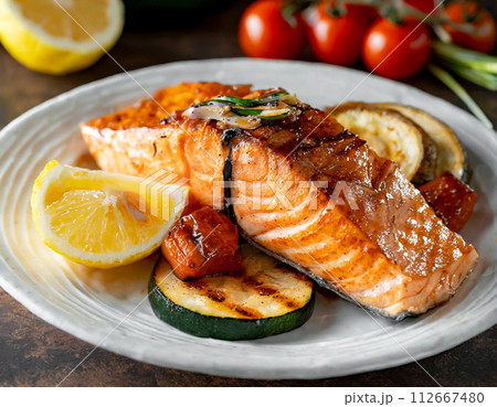 サーモンソテーと野菜のグリルの豪華なディナープレート 112667480