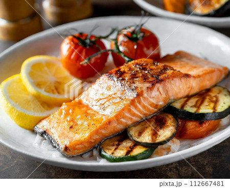 サーモンソテーと野菜のグリルの豪華なディナープレート 112667481