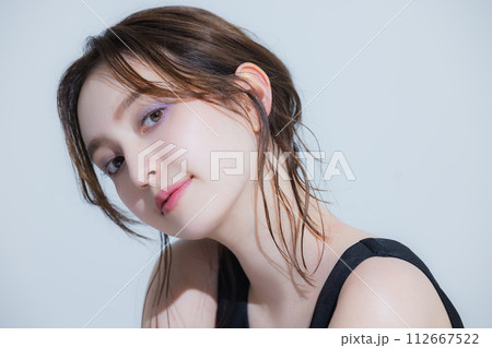 ビューティー　若い女性 112667522