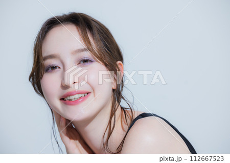 ビューティー　若い女性 112667523