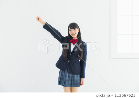 制服を着た女子高生　 112667623