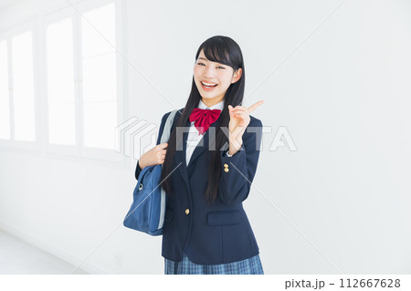 制服を着た女子高生　 112667628