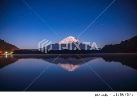 （山梨県）月明りに照らされた精進湖から望む富士山 112667675