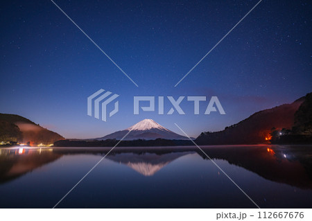 （山梨県）月明りに照らされた精進湖から望む富士山 112667676