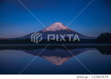 （山梨県）月明りに照らされた精進湖から望む富士山 112667679