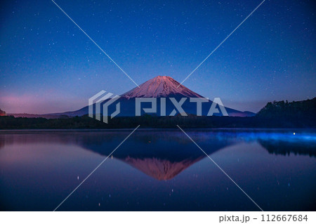 （山梨県）月明りに照らされた精進湖から望む富士山 112667684