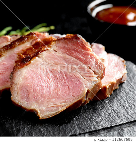 カットした燻製チャーシュー カットした燻製チャーシュー 112667699