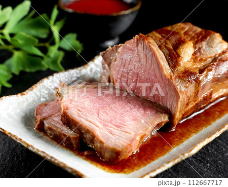 カットした燻製チャーシュー 112667717