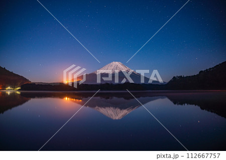 （山梨県）月明りに照らされた精進湖から望む富士山 112667757