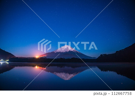 （山梨県）月明りに照らされた精進湖から望む富士山 112667758