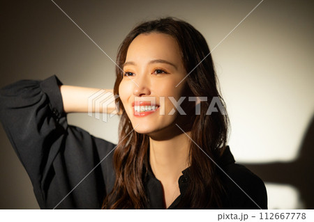 ロングヘアの女性 112667778
