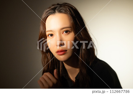 ロングヘアの女性 112667786